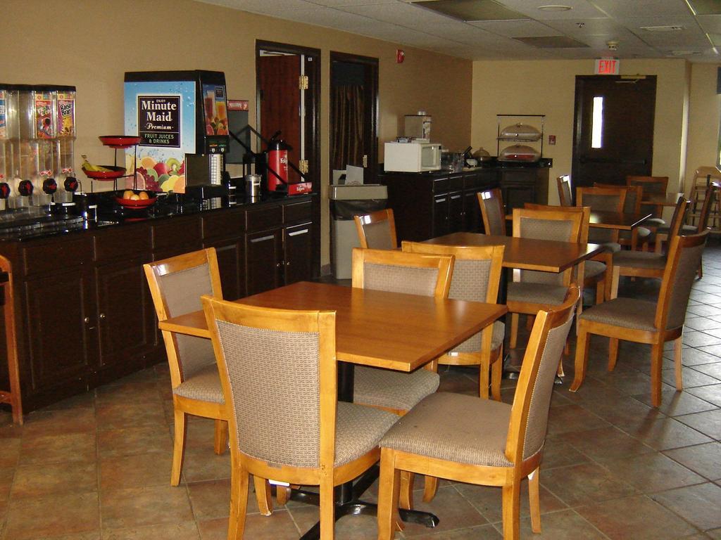 Days Inn By Wyndham Phenix City Near Fort Moore Экстерьер фото