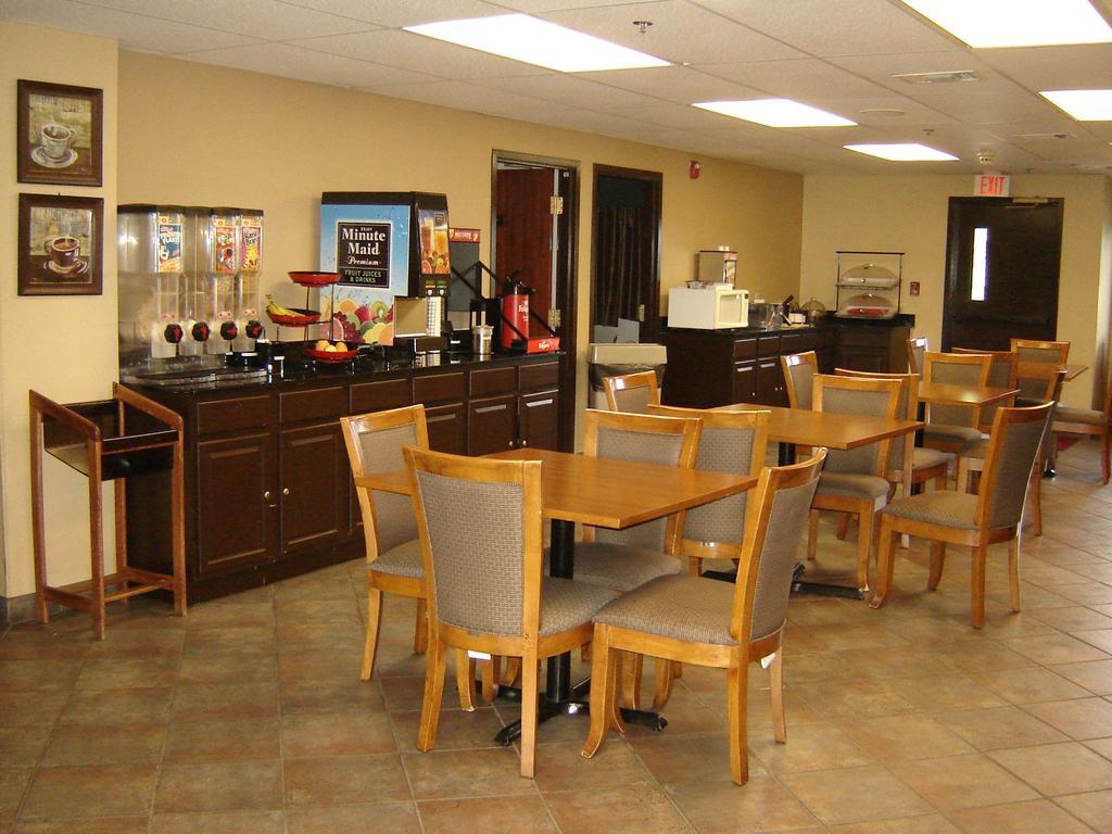 Days Inn By Wyndham Phenix City Near Fort Moore Экстерьер фото