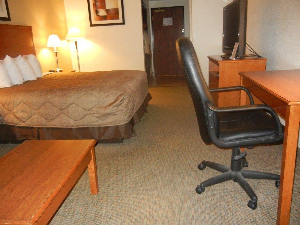 Days Inn By Wyndham Phenix City Near Fort Moore Экстерьер фото