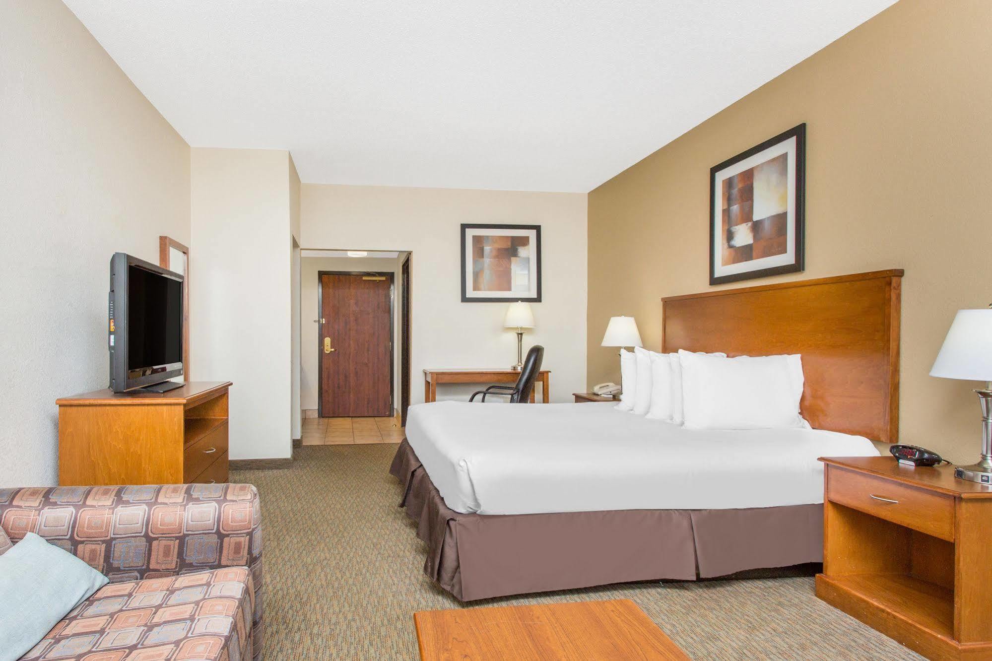 Days Inn By Wyndham Phenix City Near Fort Moore Экстерьер фото