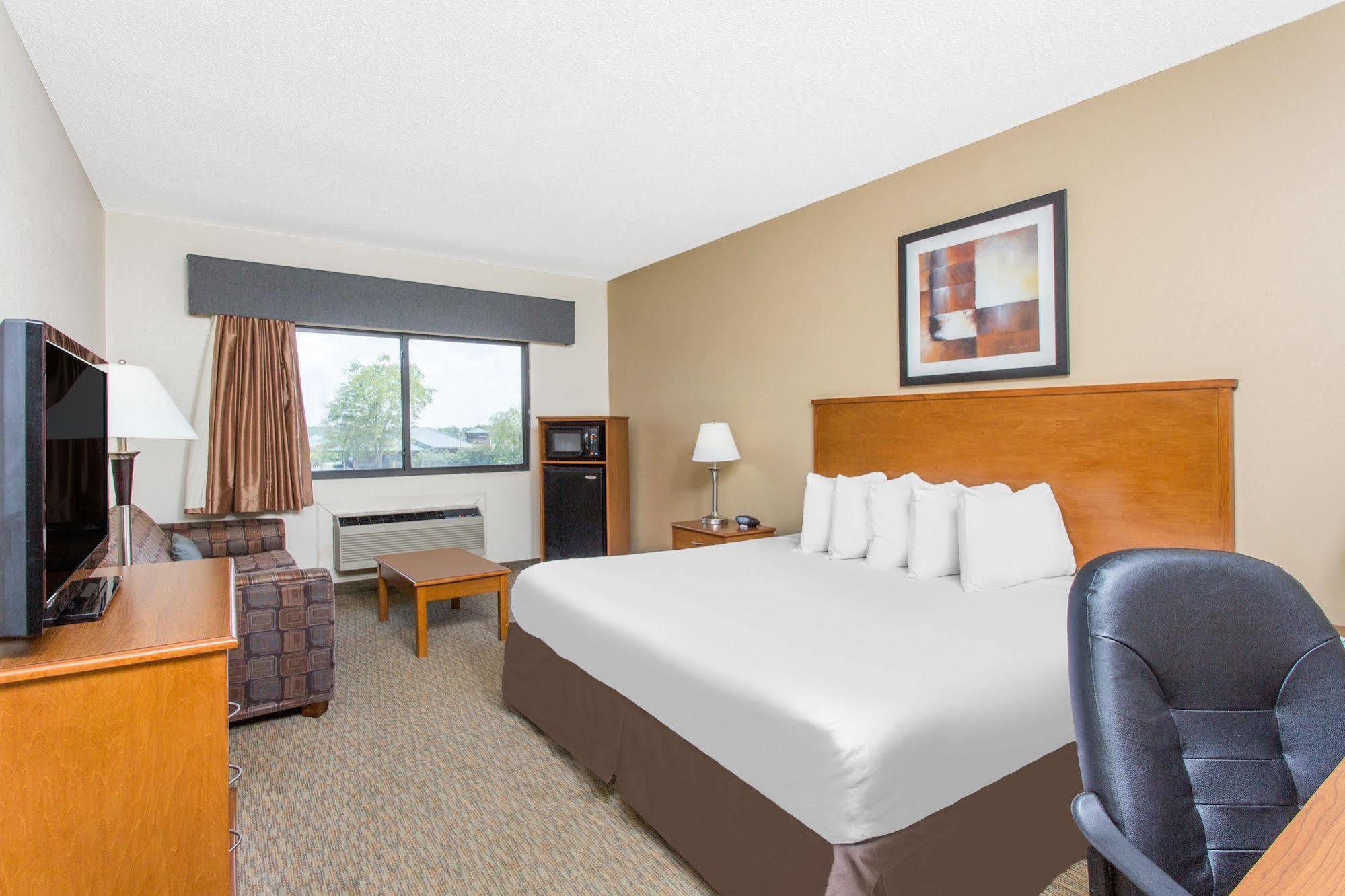 Days Inn By Wyndham Phenix City Near Fort Moore Экстерьер фото