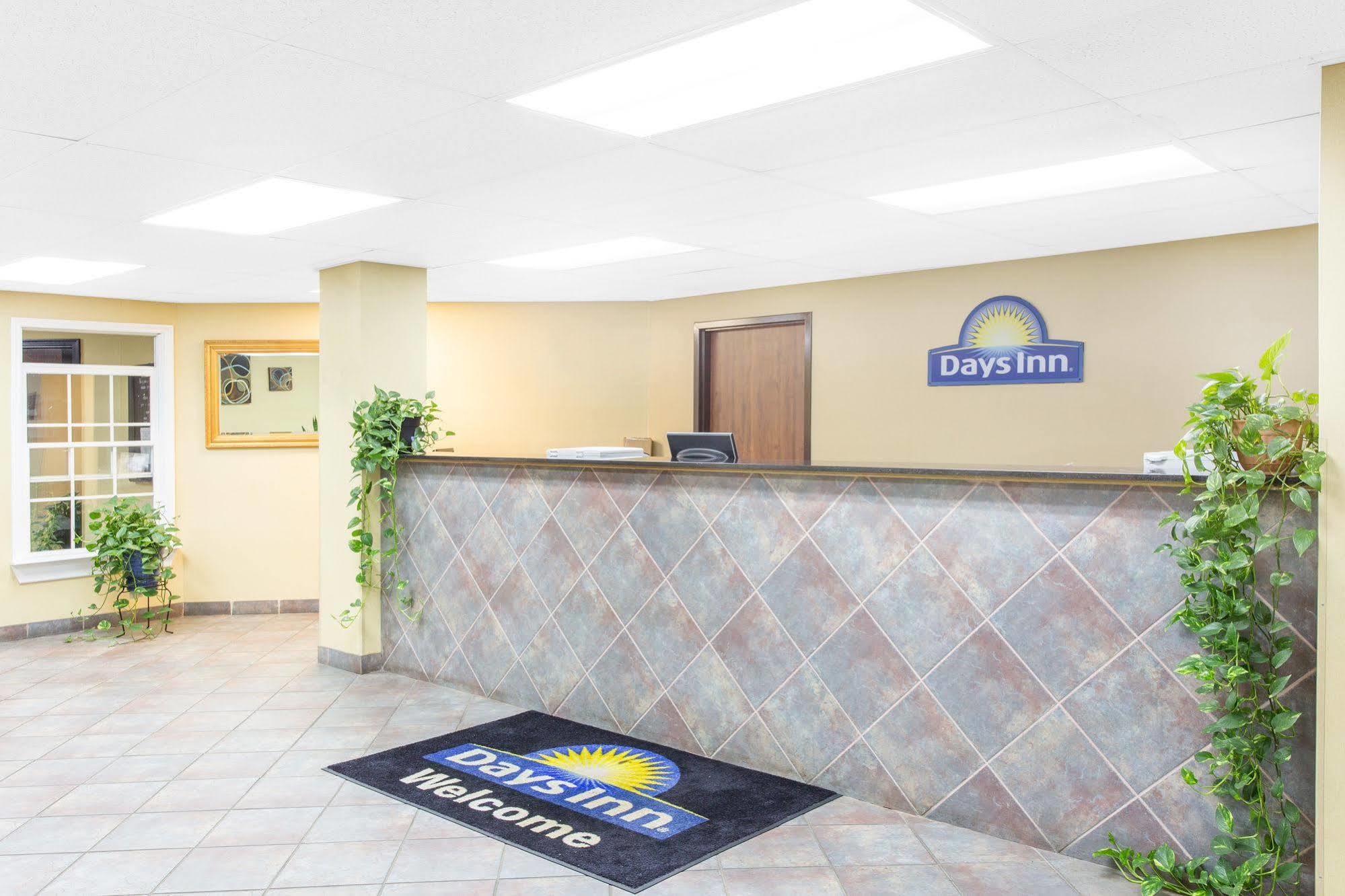 Days Inn By Wyndham Phenix City Near Fort Moore Экстерьер фото