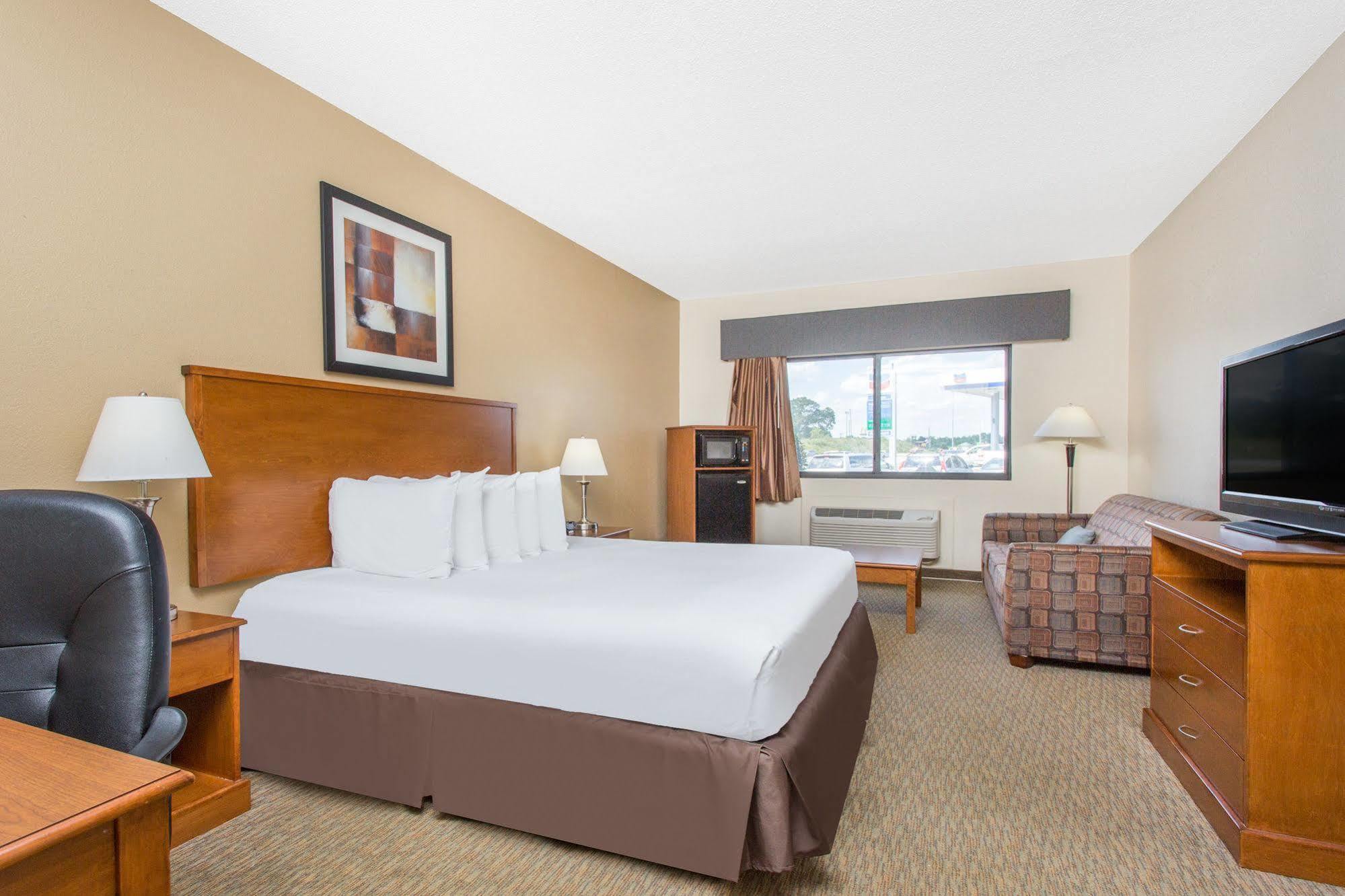 Days Inn By Wyndham Phenix City Near Fort Moore Экстерьер фото