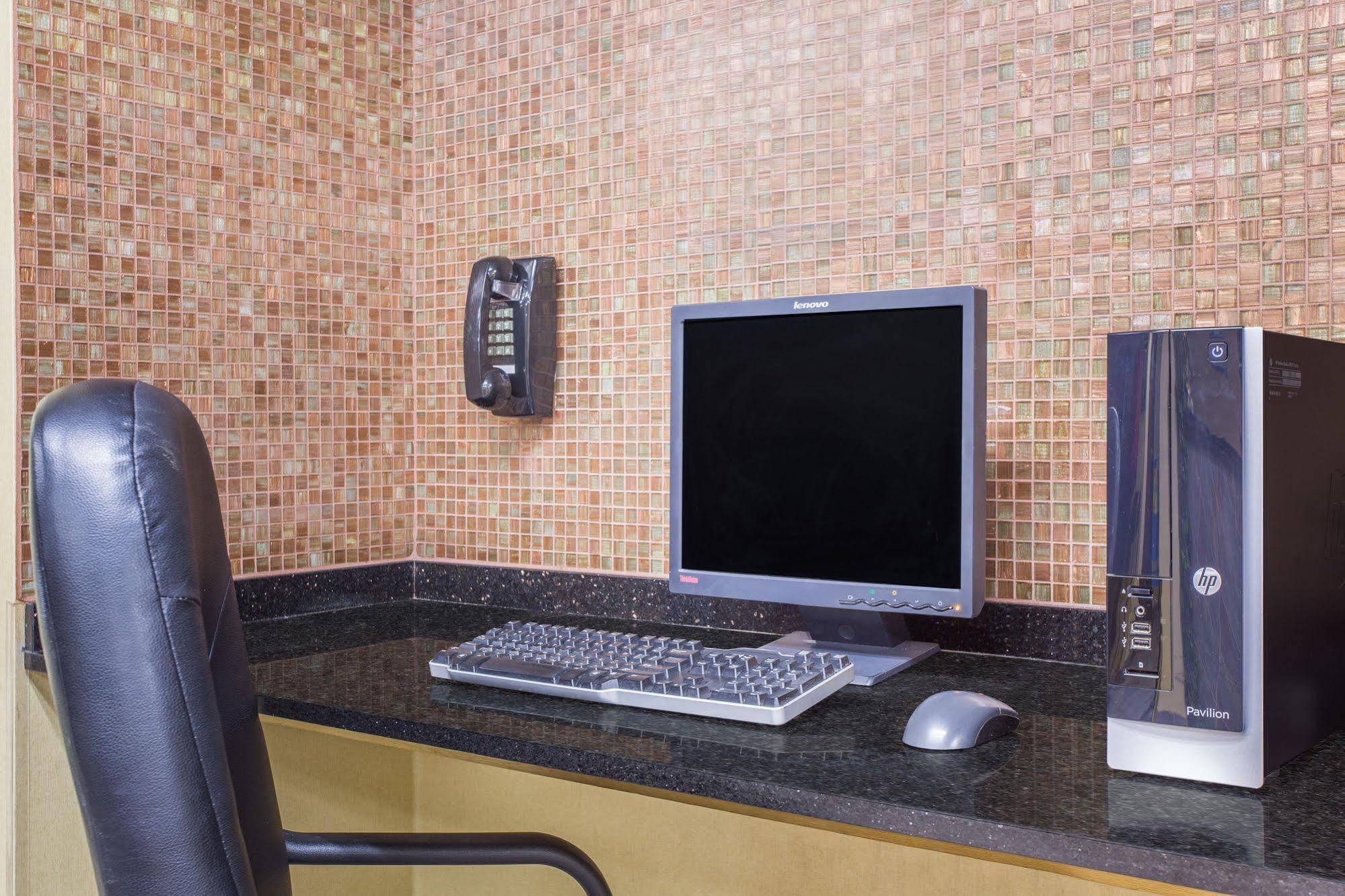 Days Inn By Wyndham Phenix City Near Fort Moore Экстерьер фото