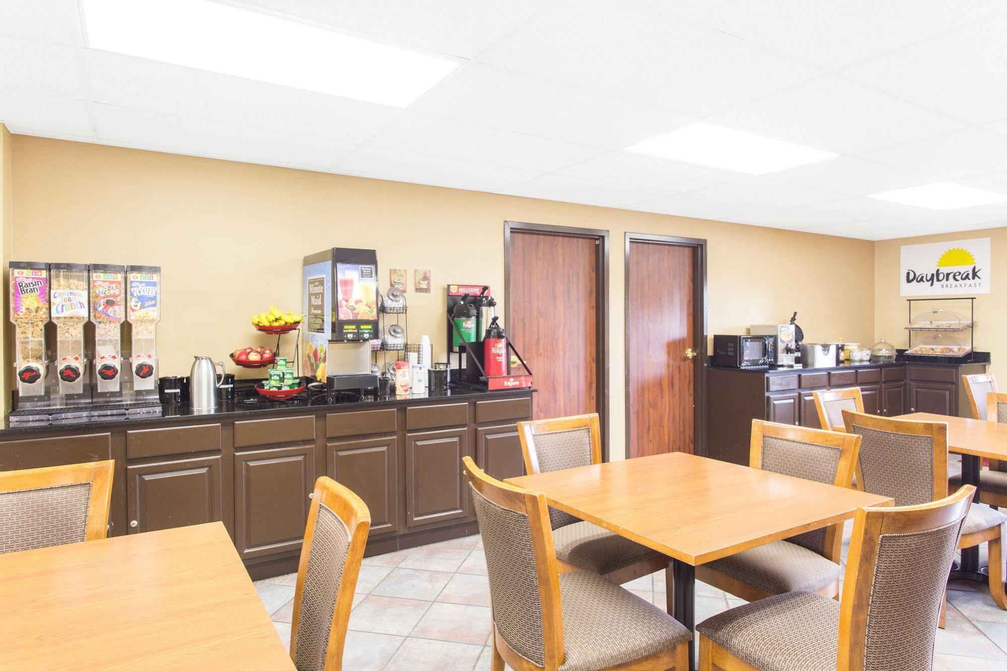 Days Inn By Wyndham Phenix City Near Fort Moore Экстерьер фото