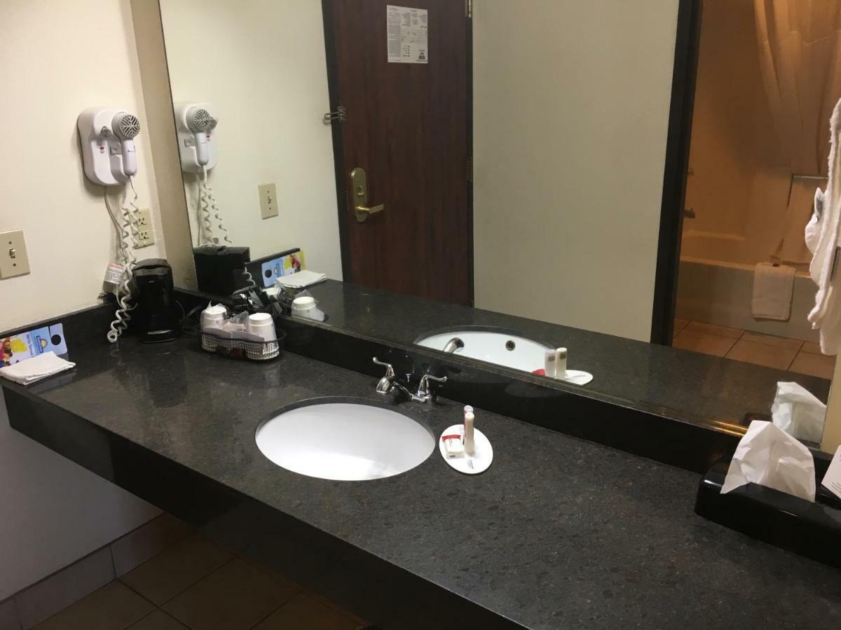 Days Inn By Wyndham Phenix City Near Fort Moore Экстерьер фото